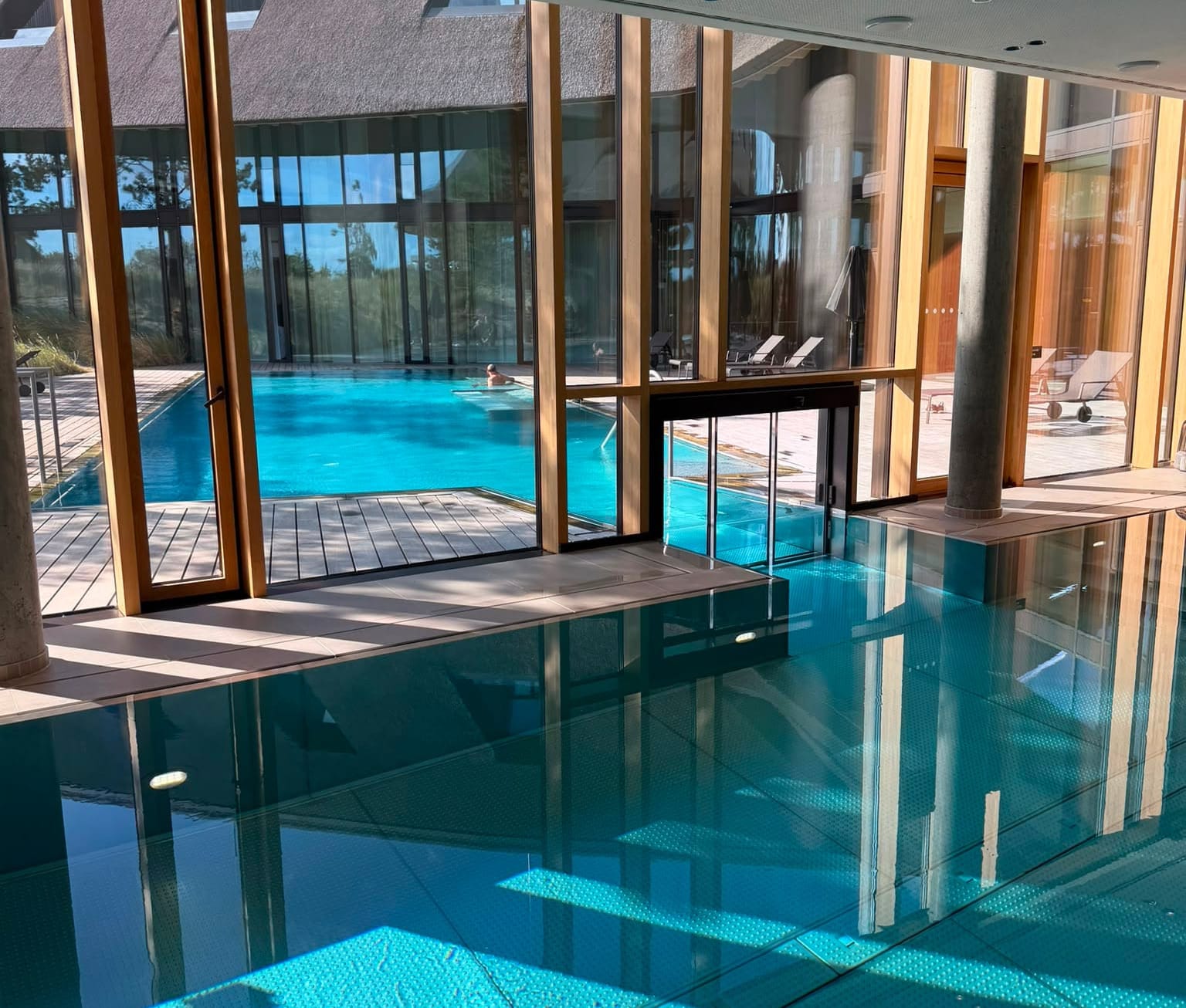 La piscine intérieure et extérieure de Lanserhof Sylt