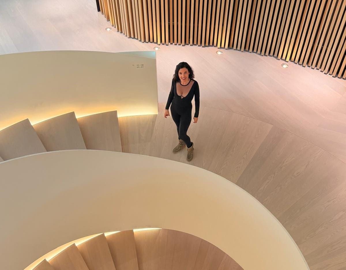 Victoire dans l'escalier magnifique de Lanserhof Sylt