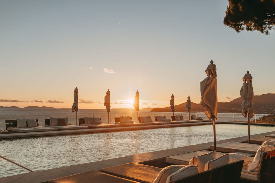La piscine avec vue sur la Méditerranée à l'hôtel luxe et wellness Lily of the Valley
