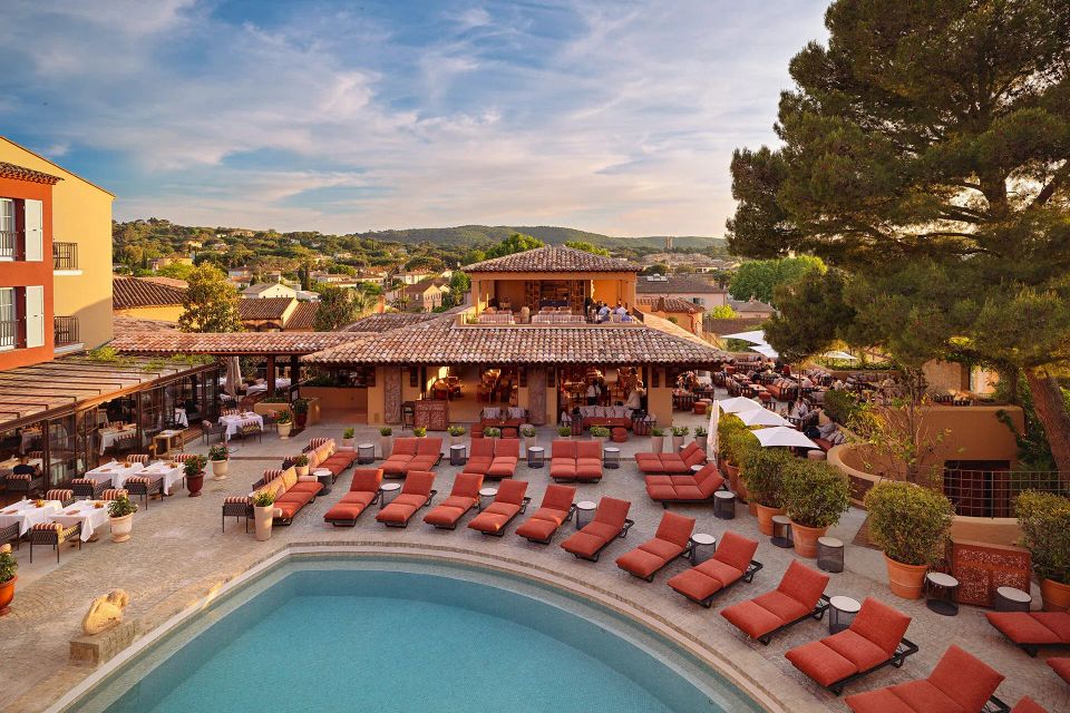 La piscine, le bar et le restaurant de l'hôtel Byblos à Saint Tropez