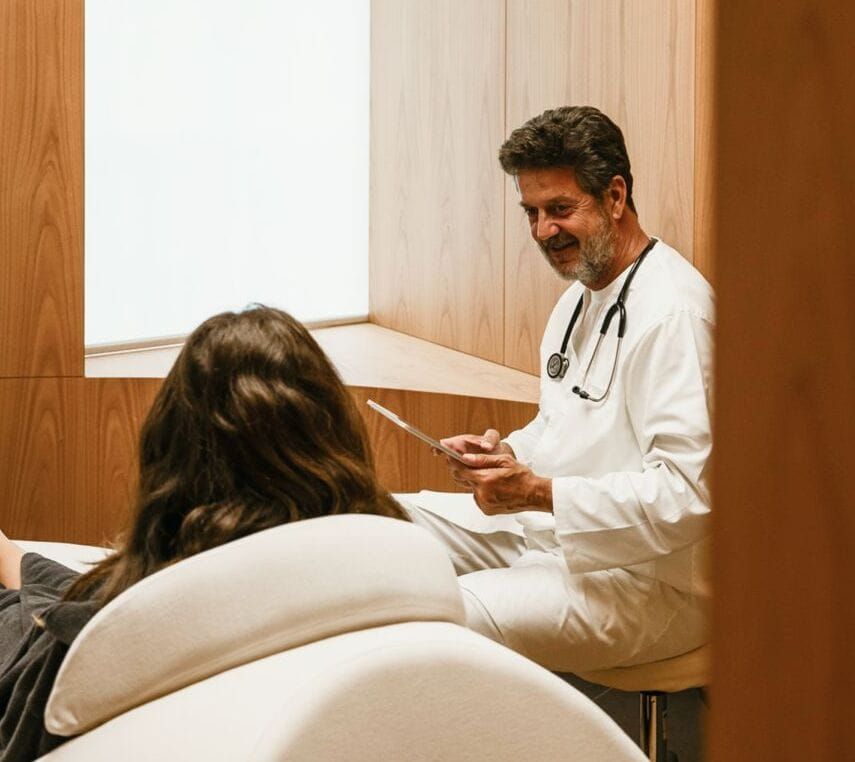 Consultation avec le médecin spécialisé longévité lors du checkup de santé ZOĪ