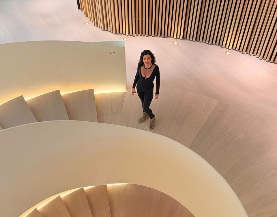 Victoire dans l'escalier magnifique de Lanserhof Sylt