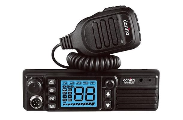 LA-puhelin rekka-autossa