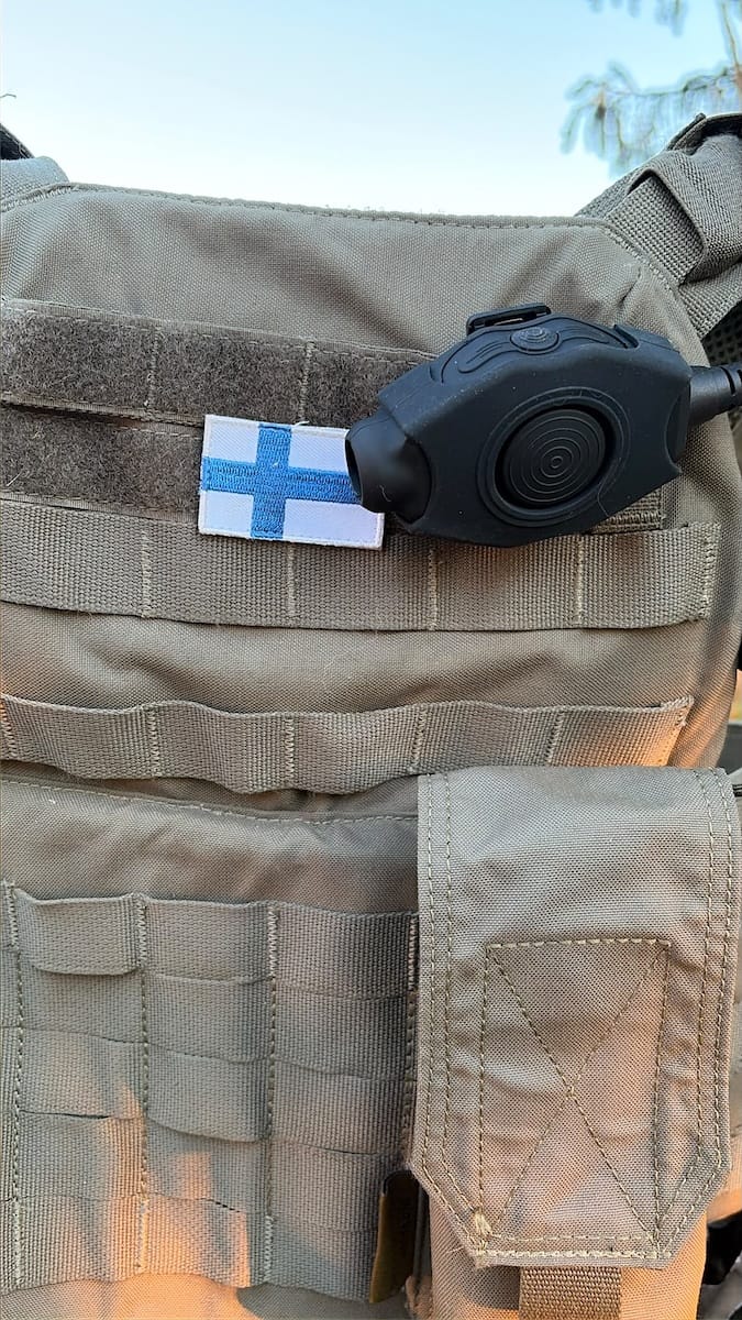 TAC-PTT puhepainike kiinnitettynä plate carrier varustukseen
