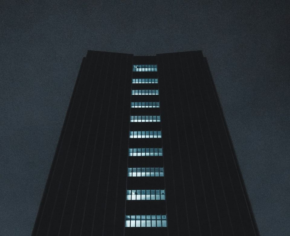 Inside Netflix’s 10-Q: Liquidity, Content Commitments, and Flexibility Risk