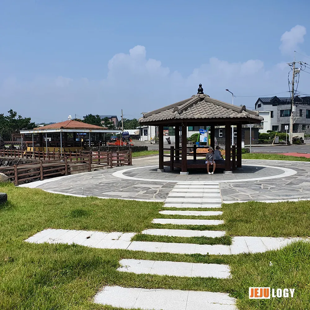 [2] A jeongja (pavilion) marks the entrance to the port, where villagers gather and rest. — webp_20200804_112340.webp