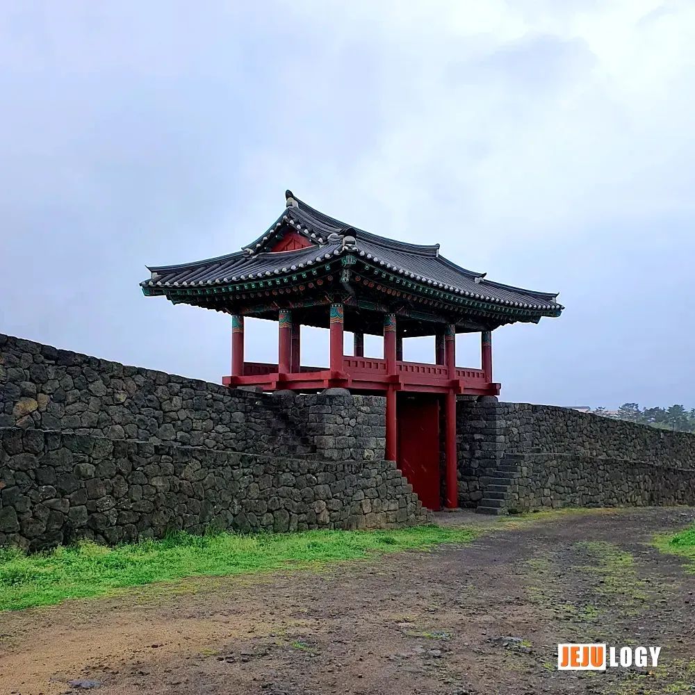 Myeongwoljinseong (명월진성) in Hallim, Jeju — The Largest of the Island's Nine Garrison Fortresses