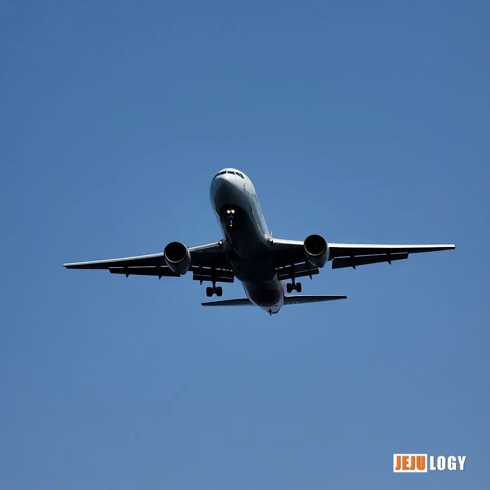 The Best Spot Near Jeju Airport for Plane Spotting: Yongdam Beach in Front of Yongduam Haechon Restaurant