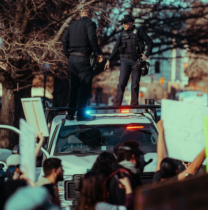 Federal Military Expands Domestic Security 2025: Guard, ICE, and Legal Challenges