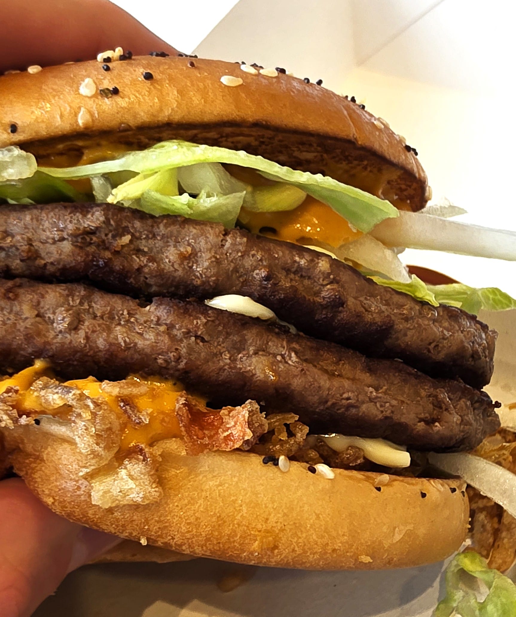 Images de près du burger The M de McDonald's avec ses deux steaks hachés.