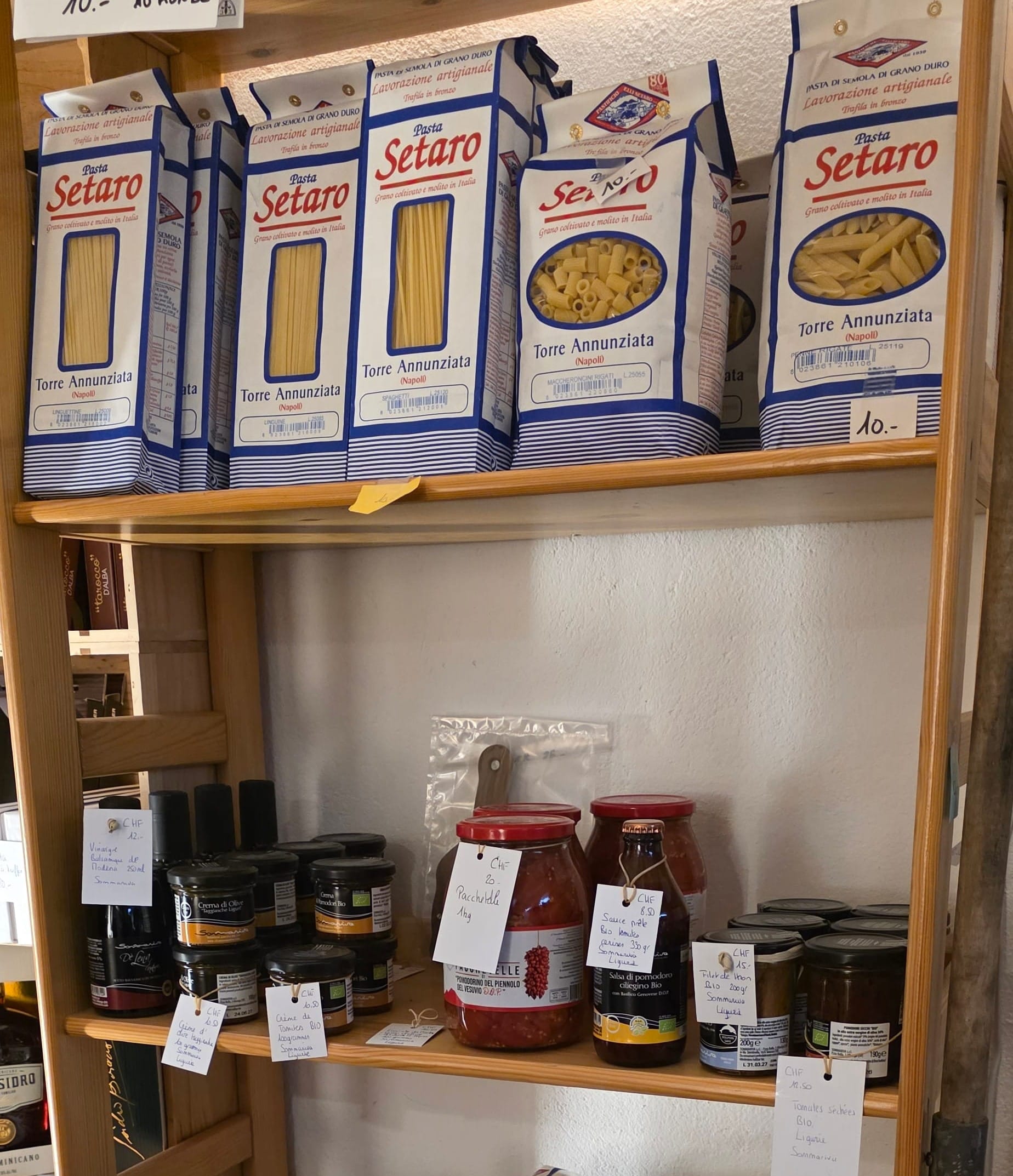 Une étagère à épicerie chez Capponi