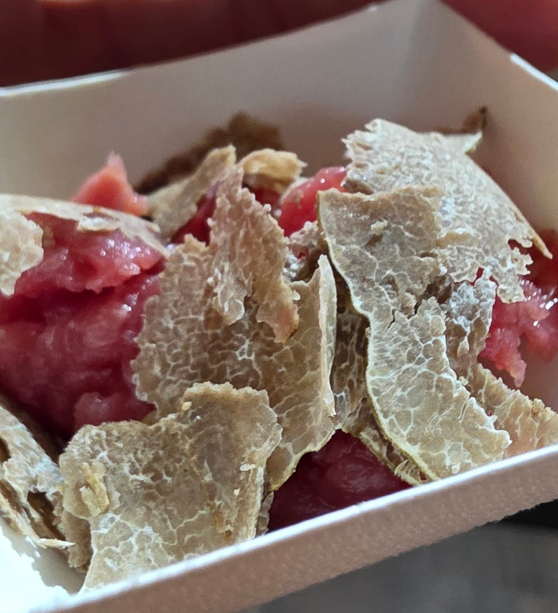 Gros plan d'un tartare de veau à la truffe blanche chez Capponi.