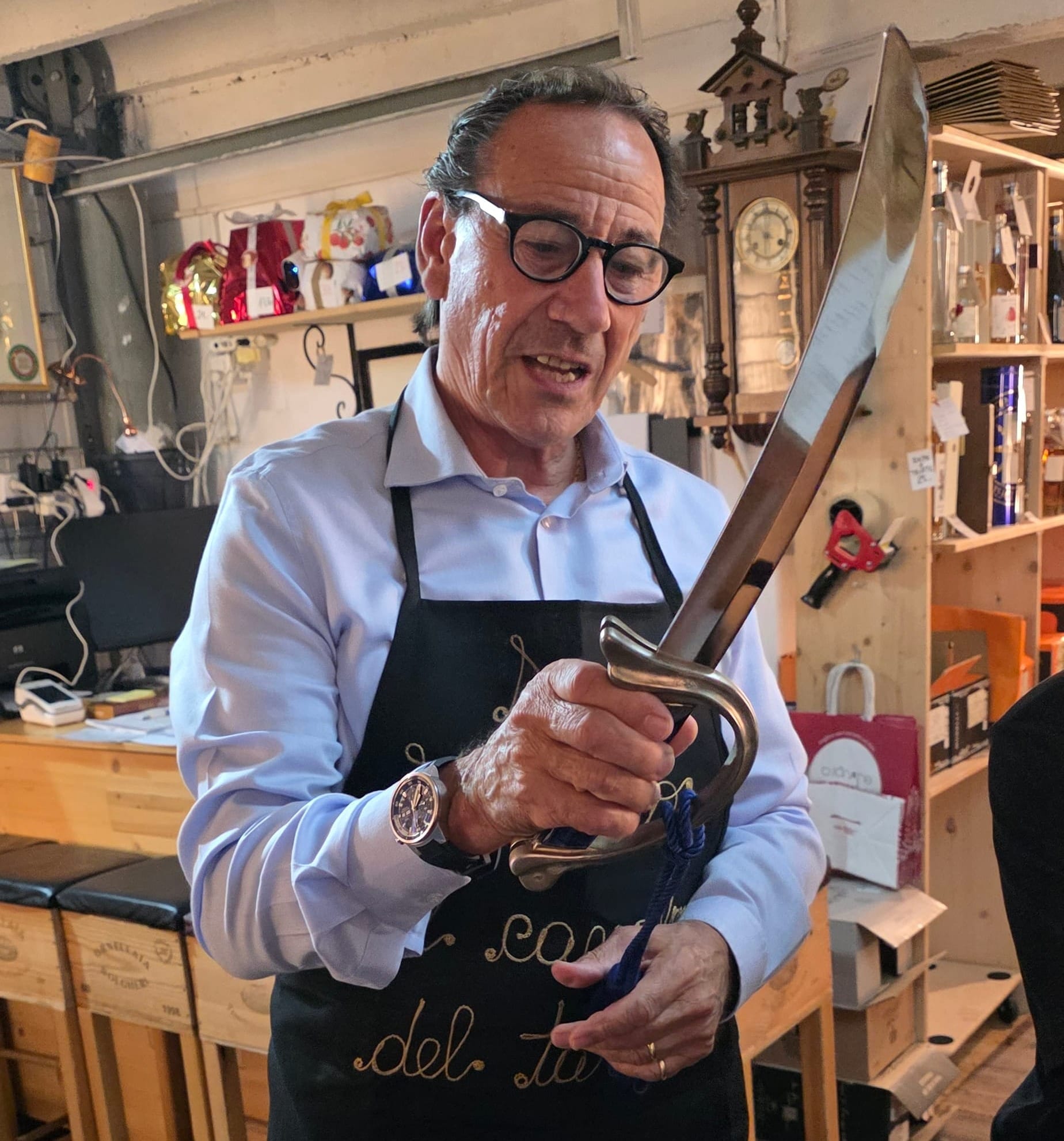 Portrait de Monsieur Capponi avec son épée de chevalier de la truffe