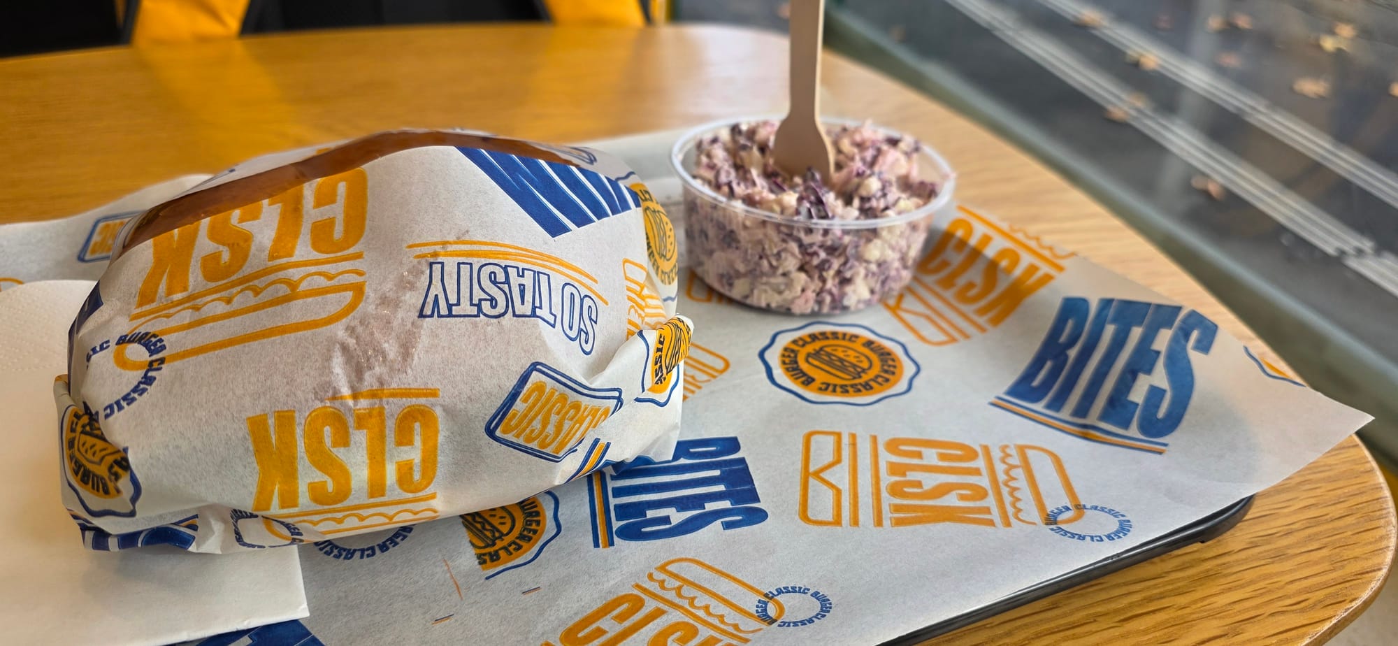 Plateau avec burger et coleslaw chez Classic.