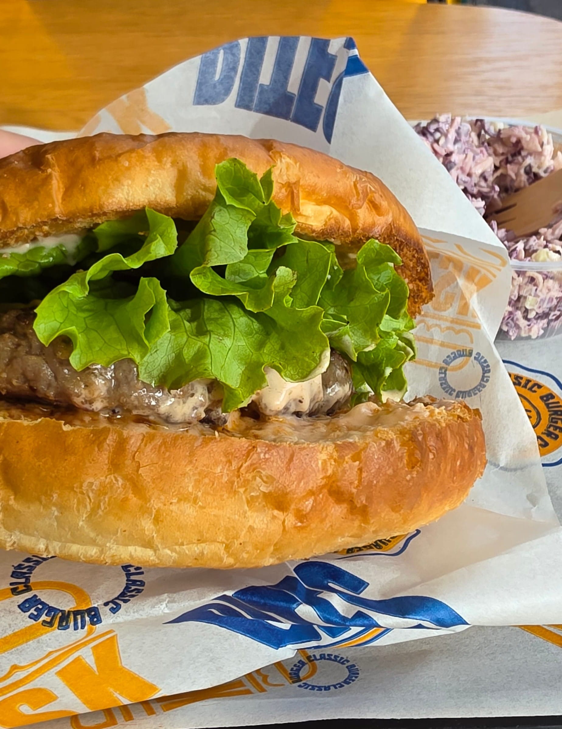 Cheeseburger avec salade chez Classic