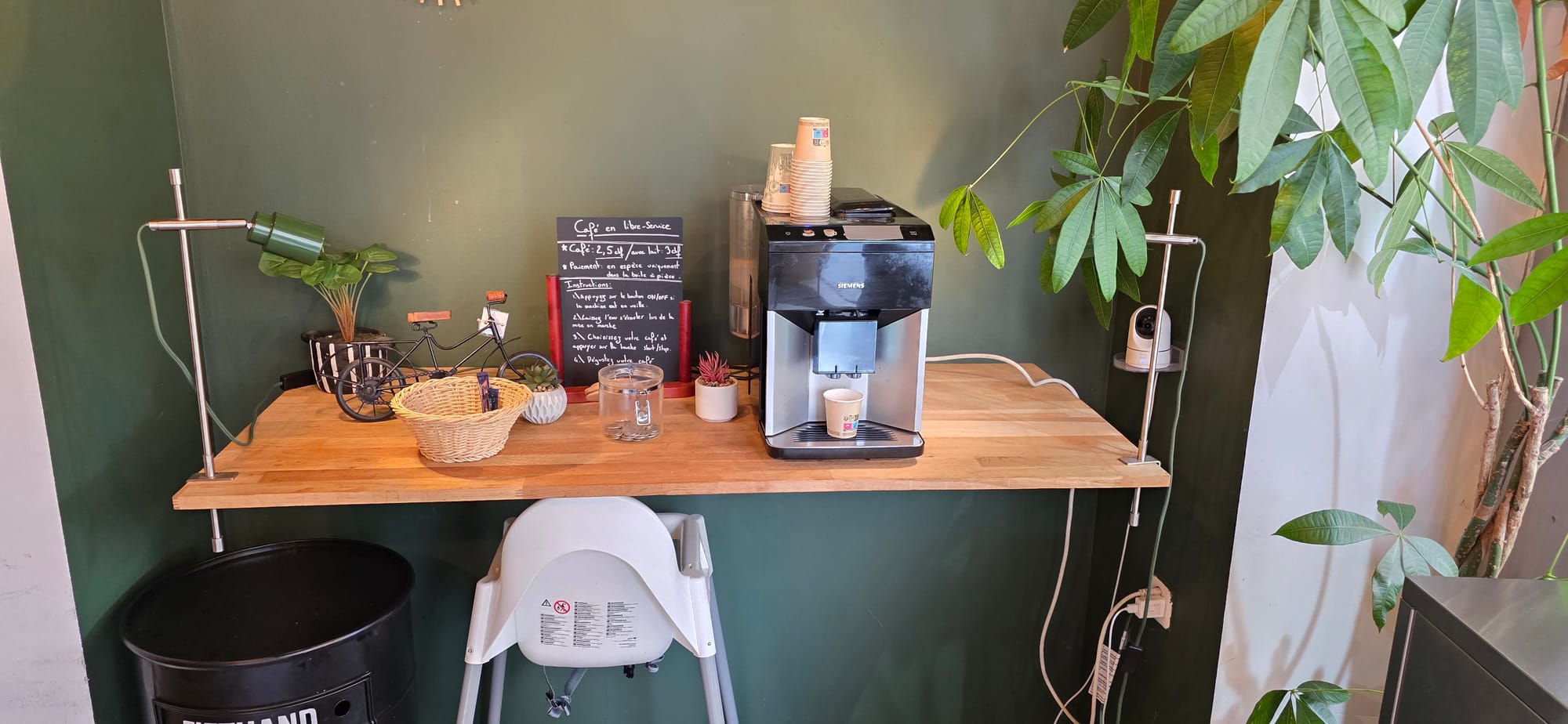 Une machine à café, une chaise de bébé et quelques accessoires chez Mealz