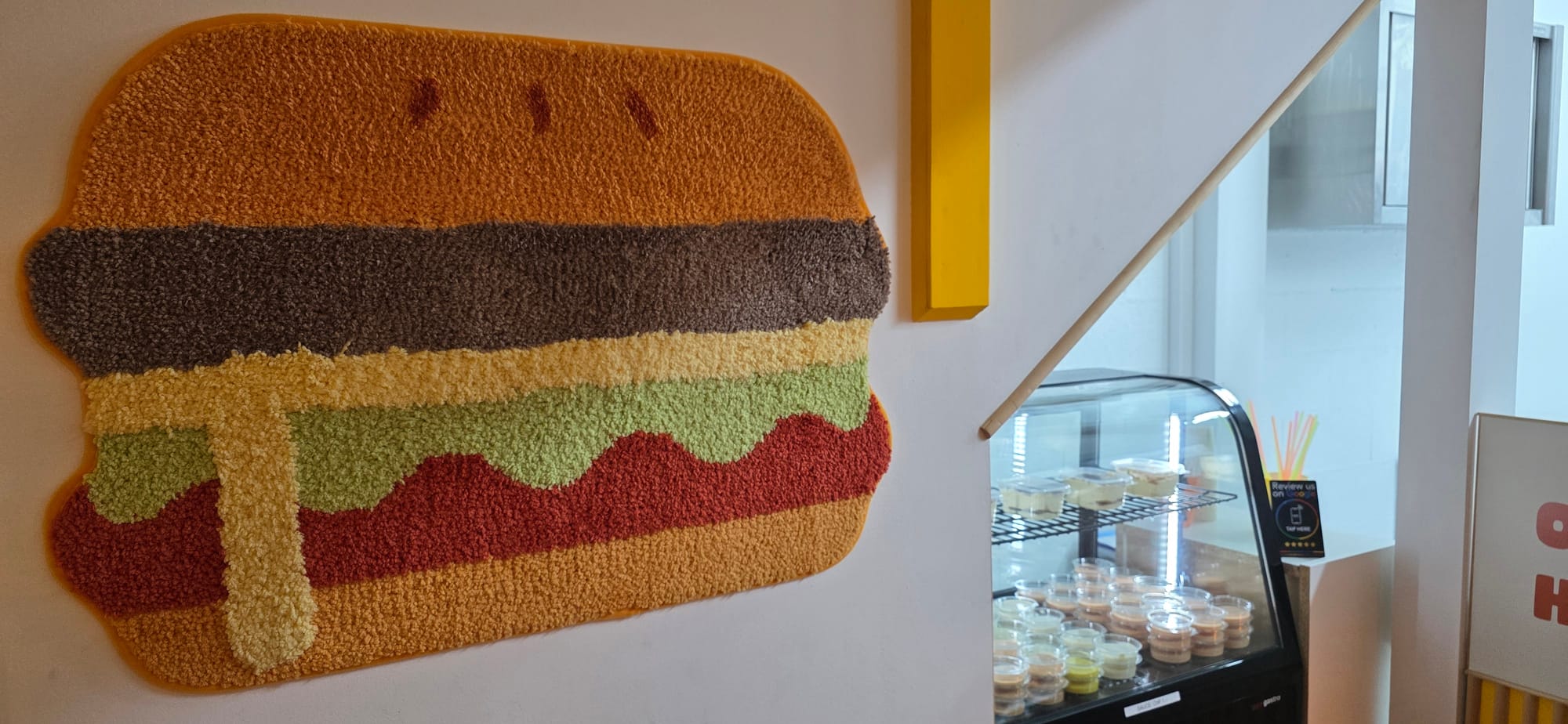 Une décoration en forme de burger chez Sboom.