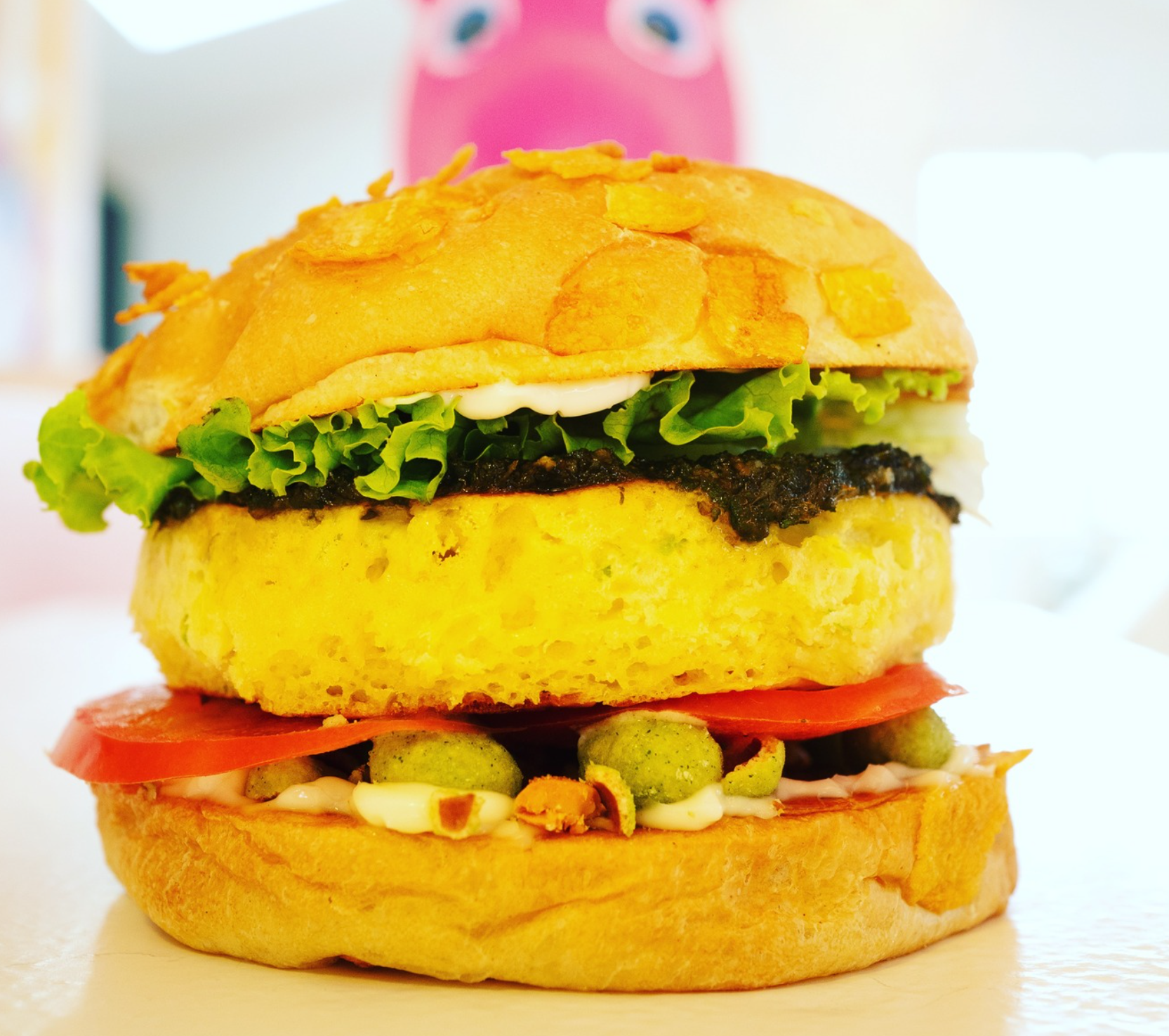 Une photo artistique d'un burger de chez Zoo Burger