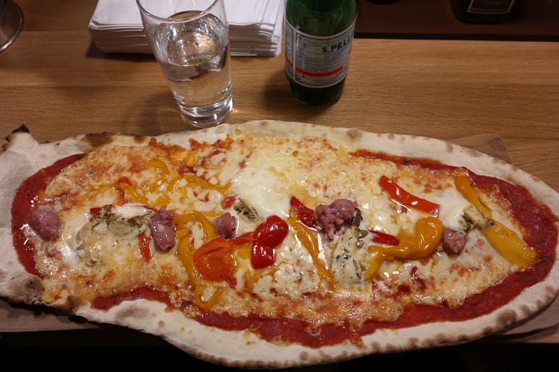 Une pizza allongée de chez PZ Pizza