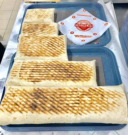 Cinq french tacos de plus en plus grands.