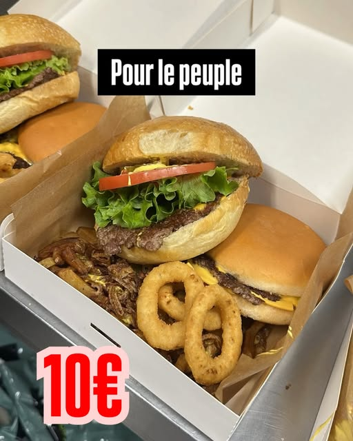 Une box du peuple à 10 € avec hamburger, oignons frits.