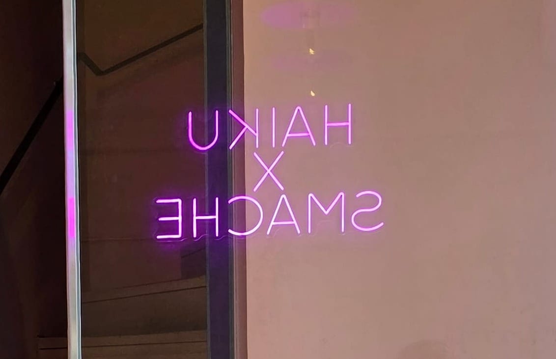 Une publicité en néon chez Smache.