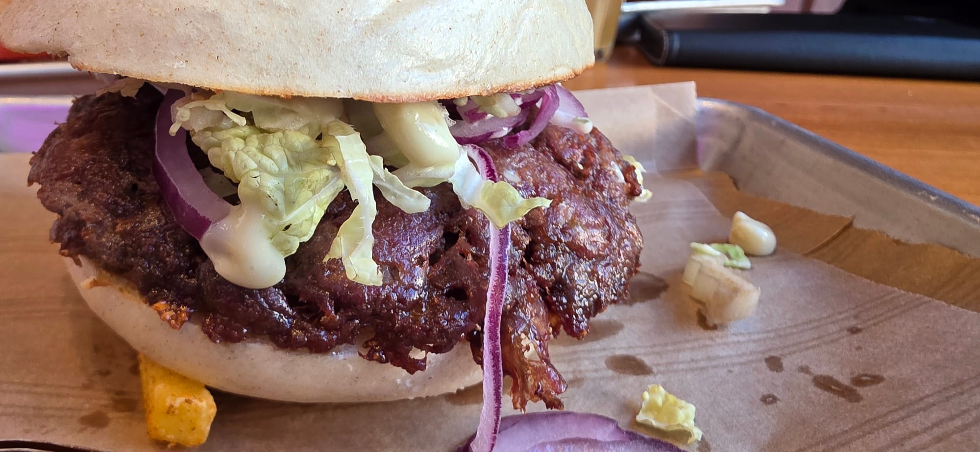 Gros plan du bao burger chez Smache.