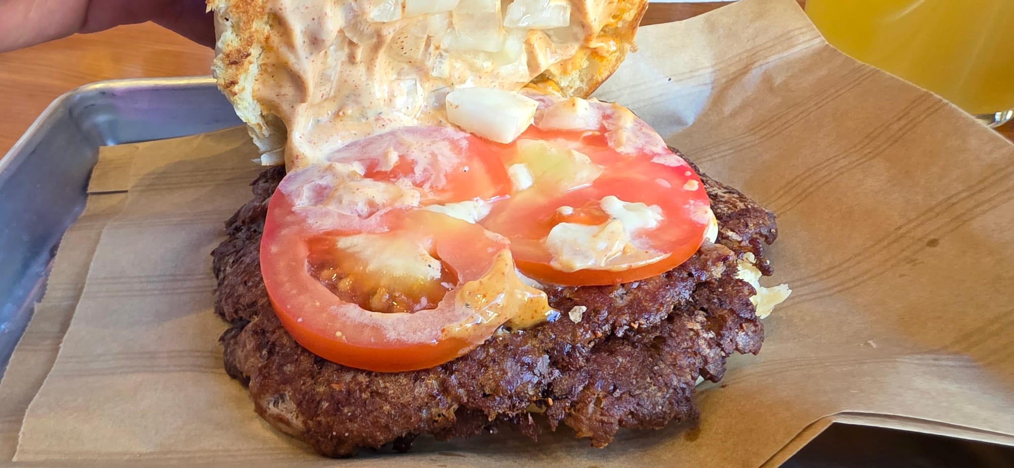 Smashurger ouvert avec de la tomate chez Smache.