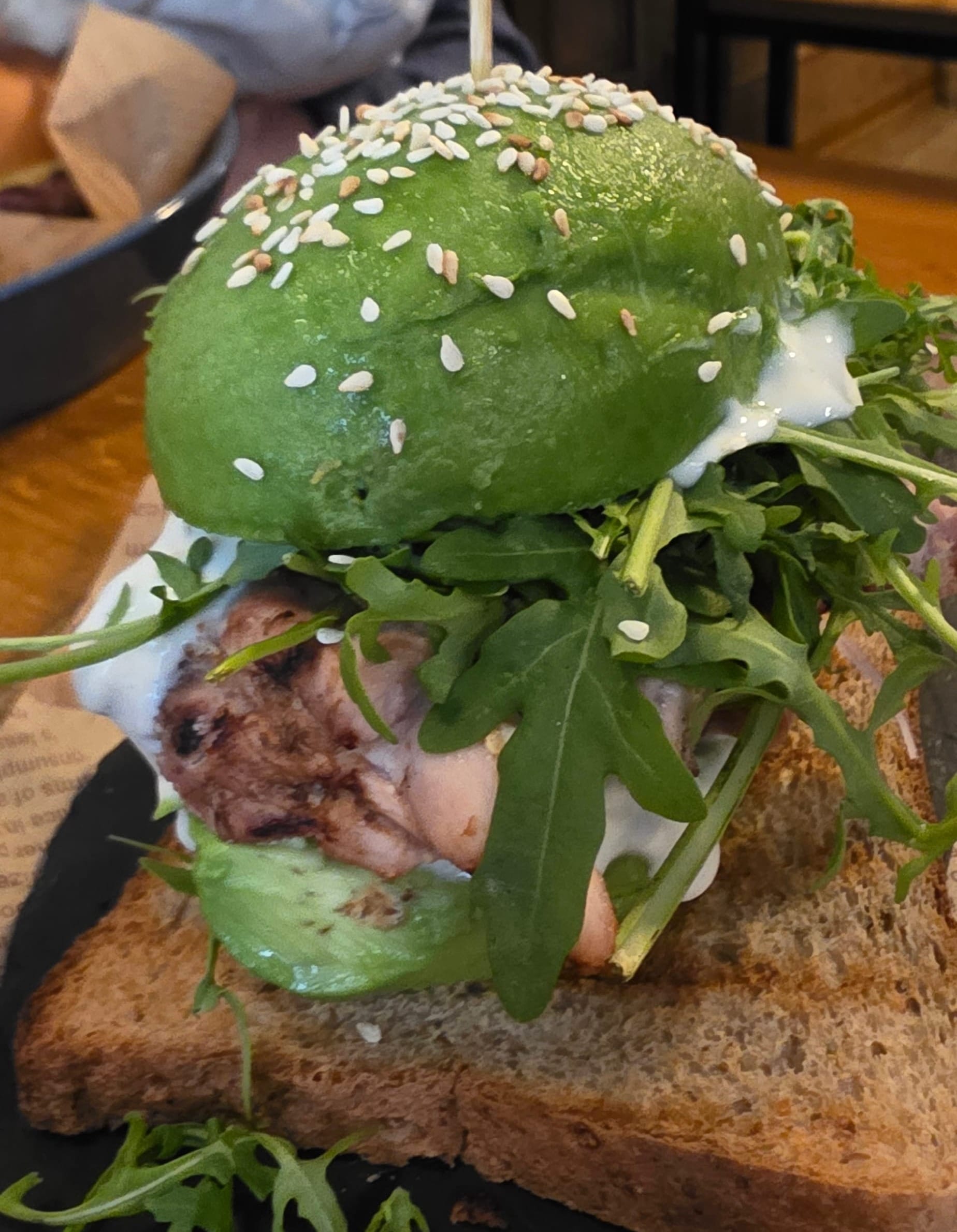Un toast à l'avocat chez Crazy Wolf.