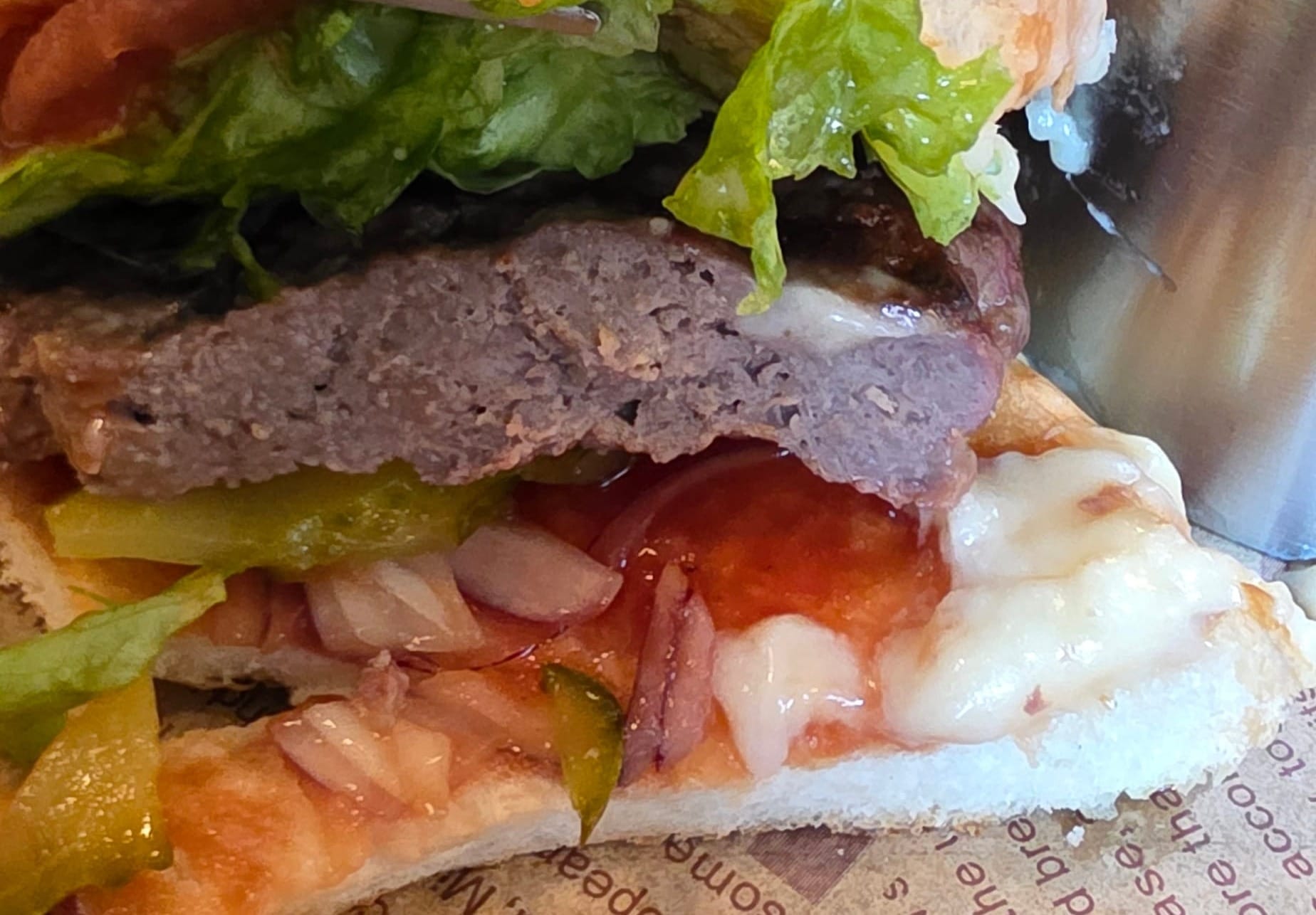 Gros plan sur la viande du burger de Crazy Wolf