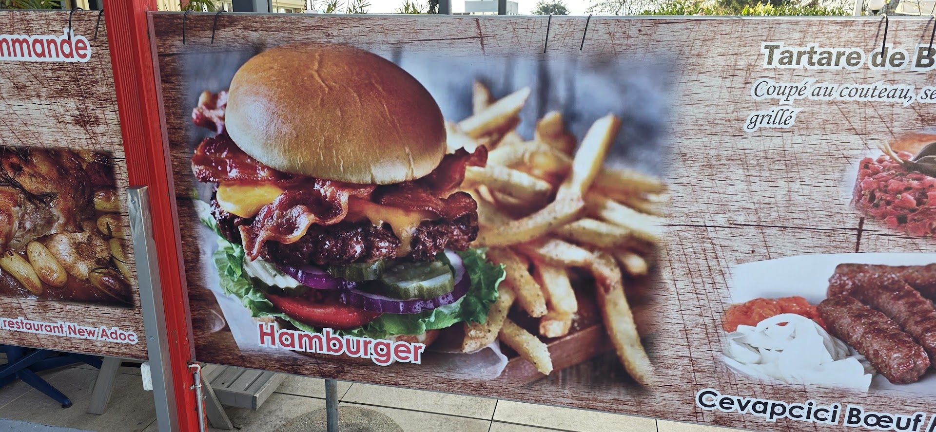 Un fiche de hamburger sur la terrasse de New Adoc