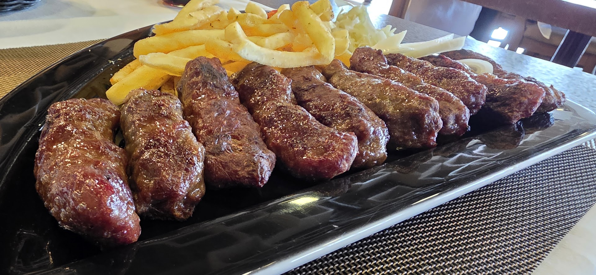 Gros plan sur les cevapcici chez New Adoc.