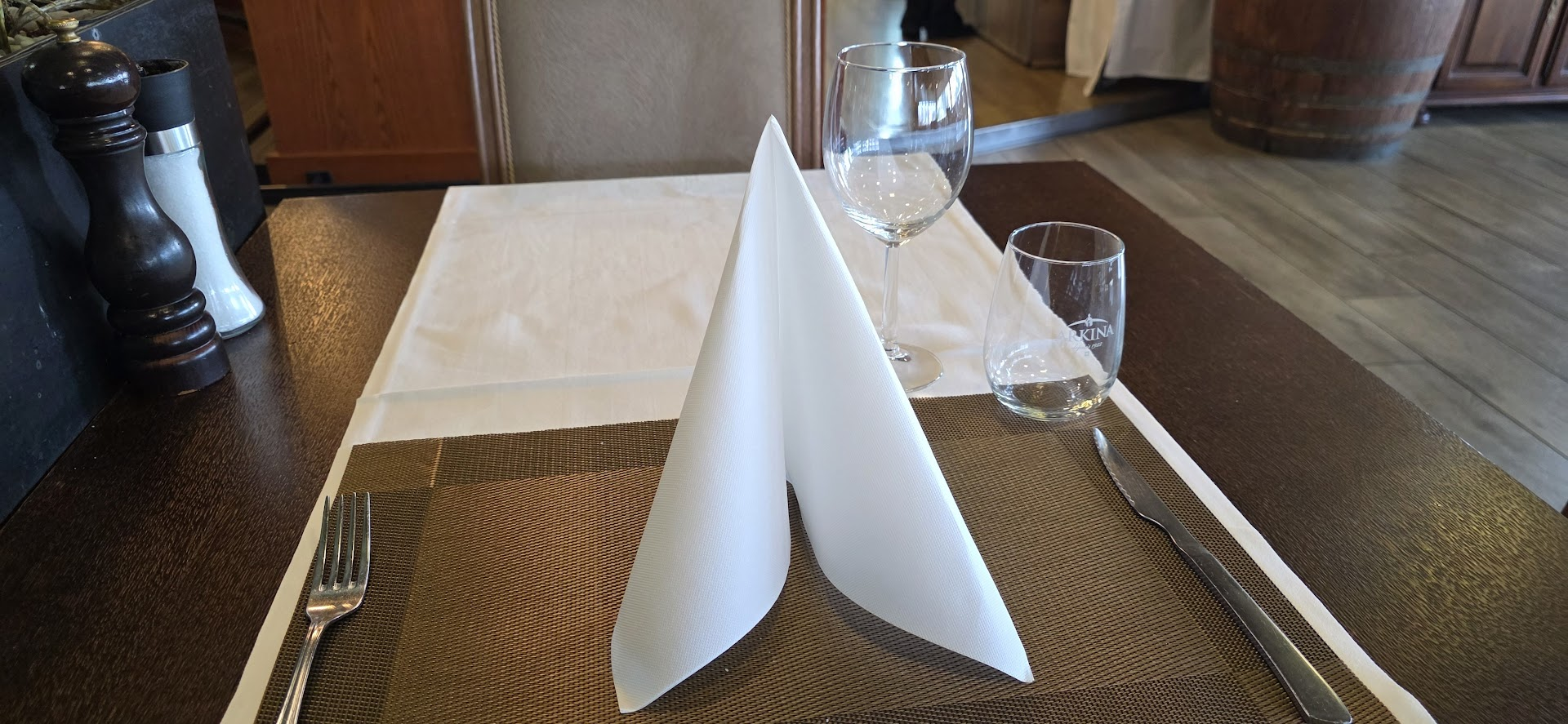 Table avec serviettes et couverts chez New Adoc.