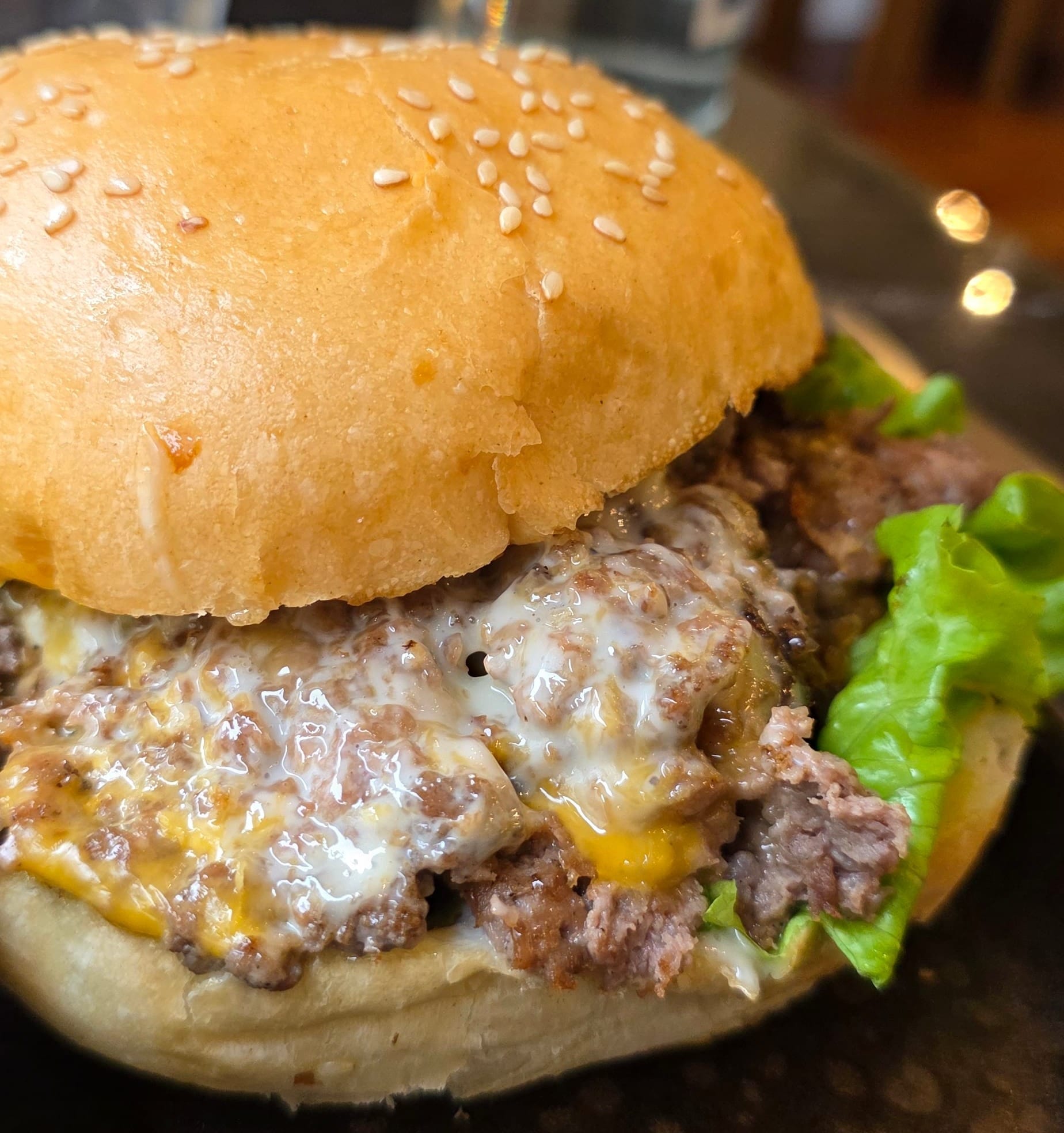 Détails de la viande bien saucée et bien fromagée chez Pepper.