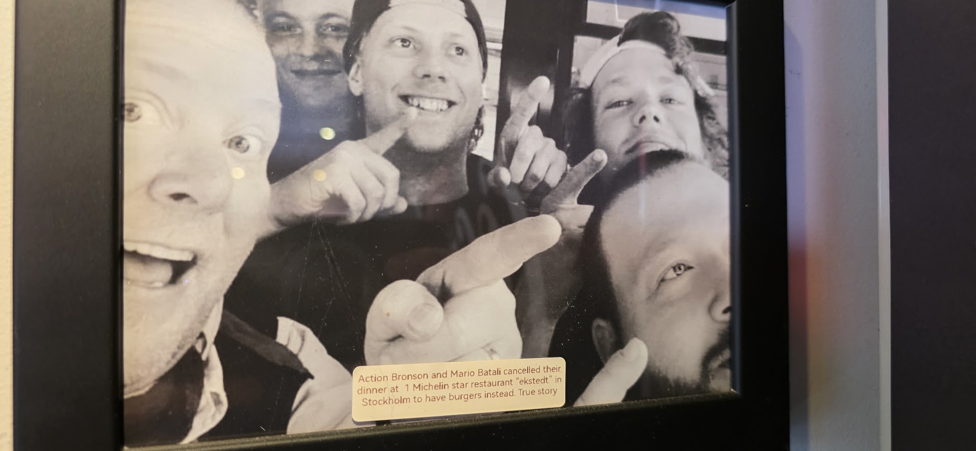 Selfie accrochée au mur de Shed à PUlly.