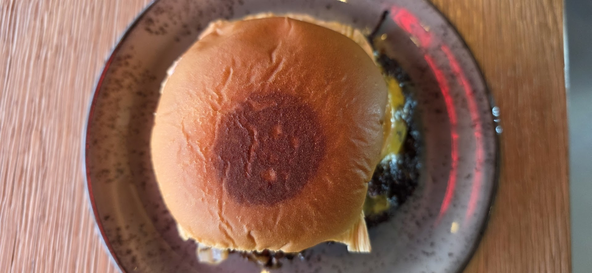 Le bun marqué en fer rouge chez Shed.