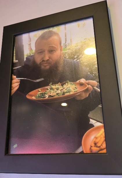 Photographie de Action Bronson avec une salade.