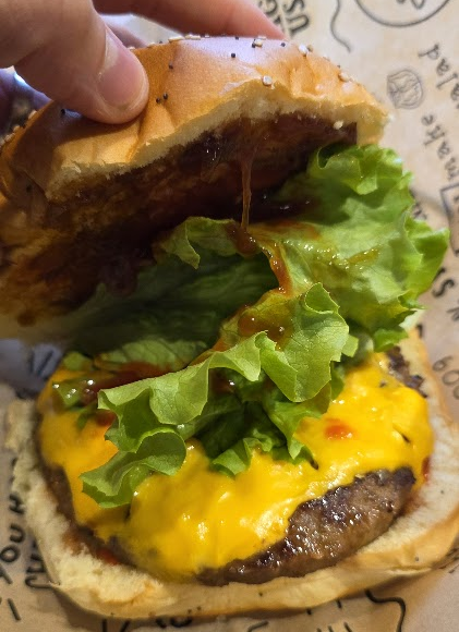 Le cheeseburger de chez Holy Cow ouvert.