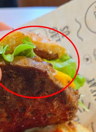 Gros plan sur la viande de chez Holy Cow, avec la texture mise en évidence.