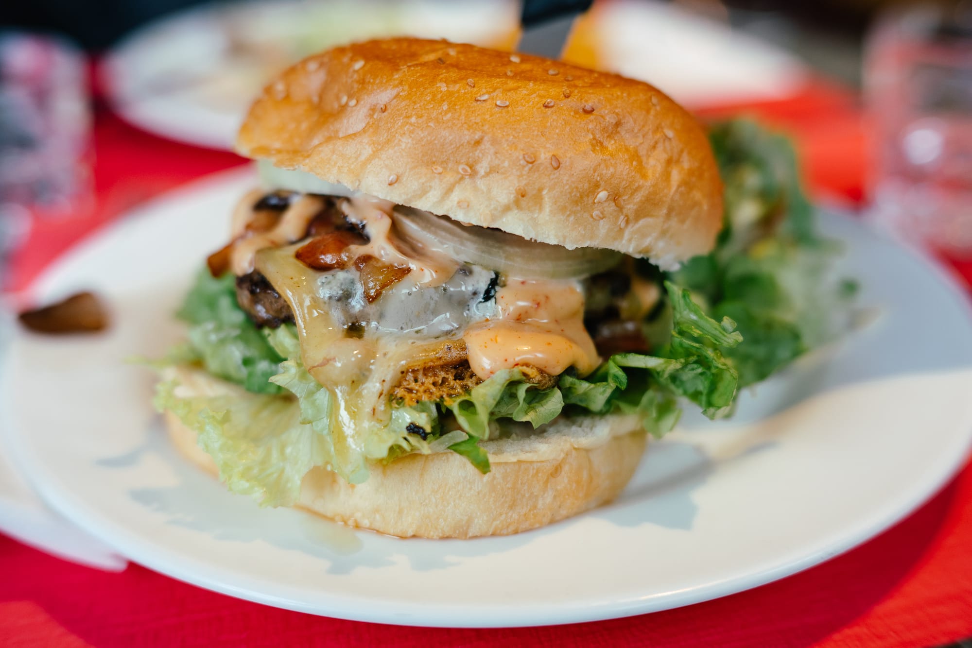 Un hamburger avec fromage dégoulinant chez Double R.