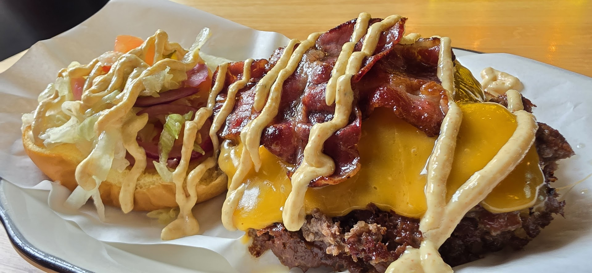 Un burger servi ouvert chez Black Tap.