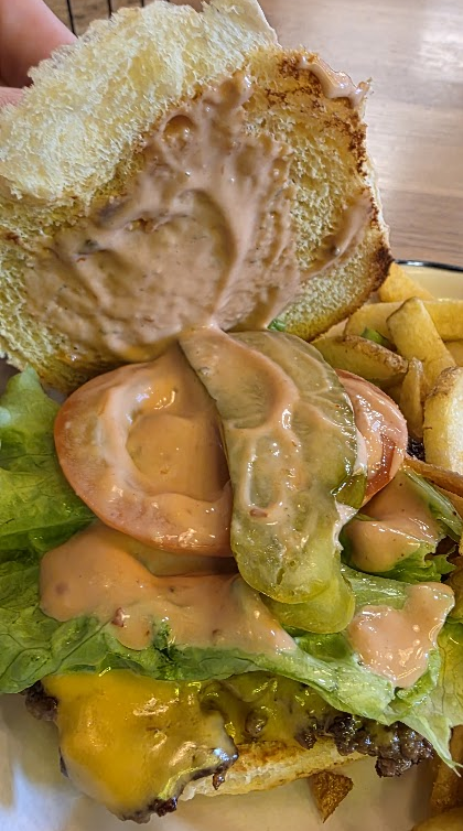 Intérieur du cheeseburger chez Black Tap