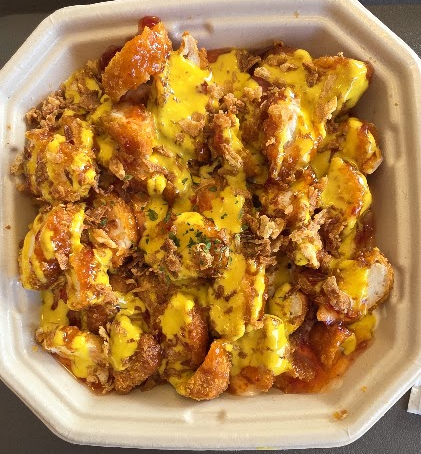 Du poulet frit avec du riz, de la sauce piquante, de la sauce curry.