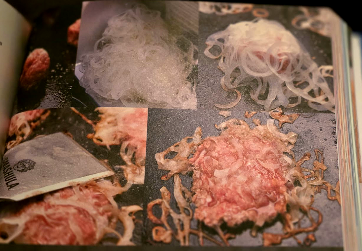 Préparation d'un burger à l'oignon