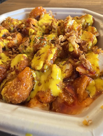 Le Crousty de chez Tacodor en gros plan, avec ses oignons frits par-dessus.