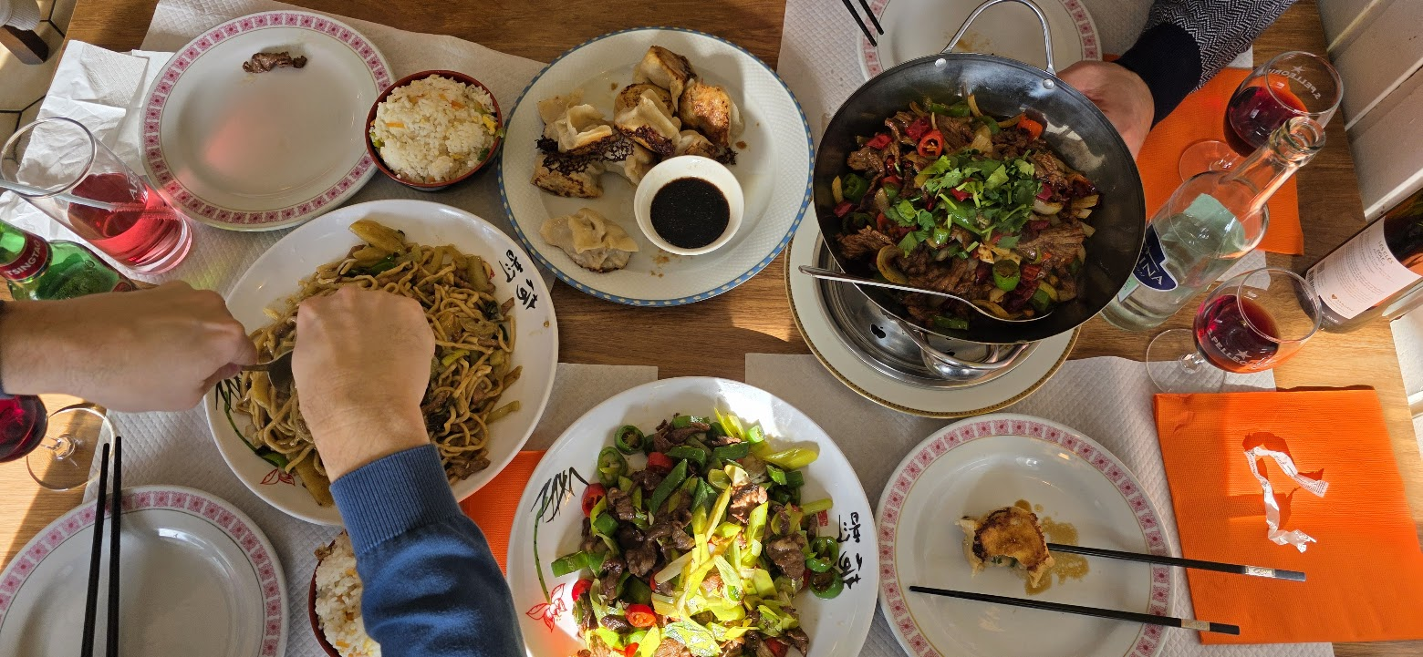 Assortiment de plats vus du dessus chez Henan à Renens.