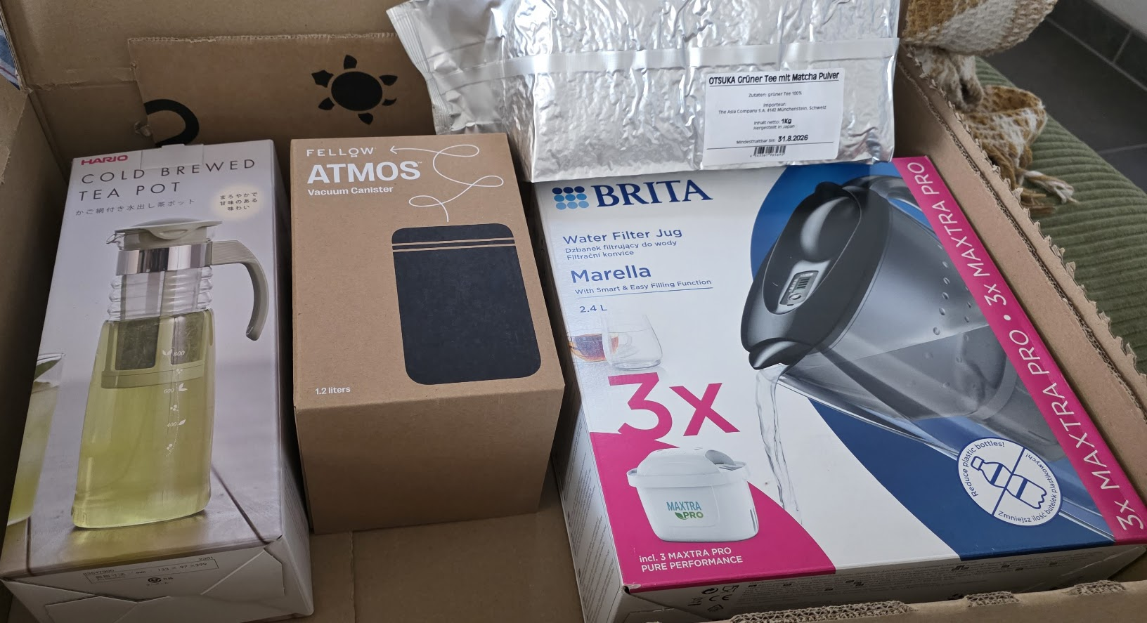 Colis avec la panoplie des ingrédients nécessaires pour faire du thé infusé à froid.