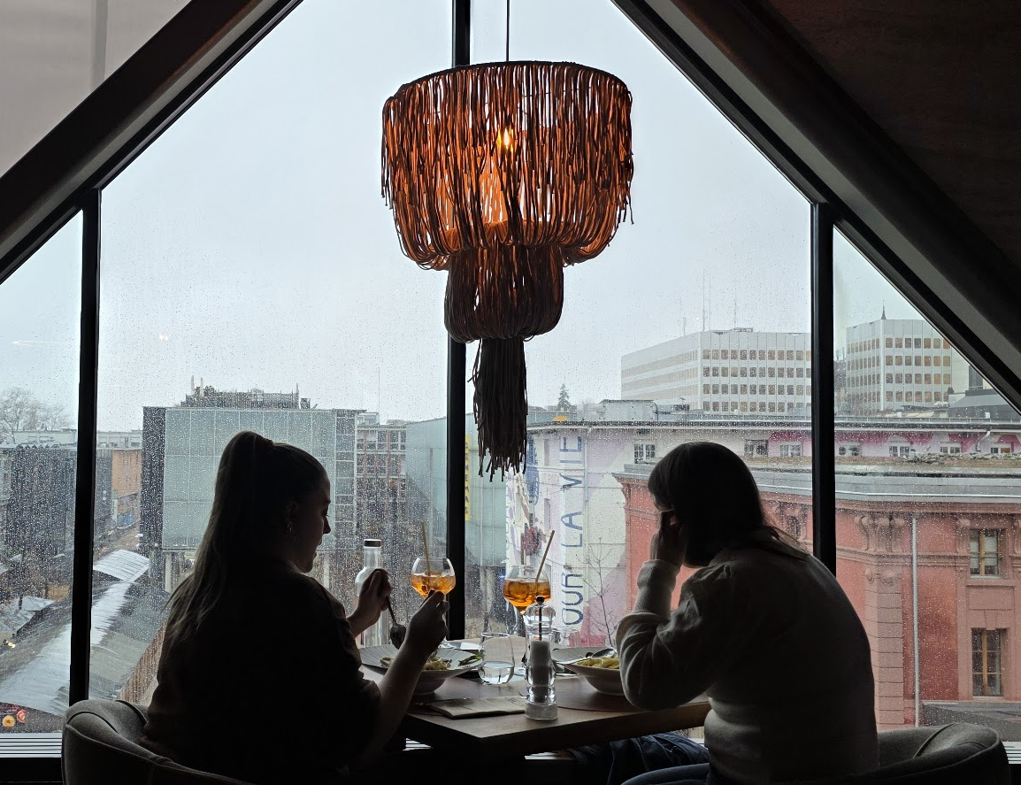 Un couple féminin qui mange au restaurant Maccarò avec des spritz