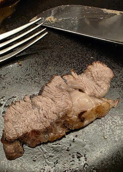 Une tranche de viande cuite à point.