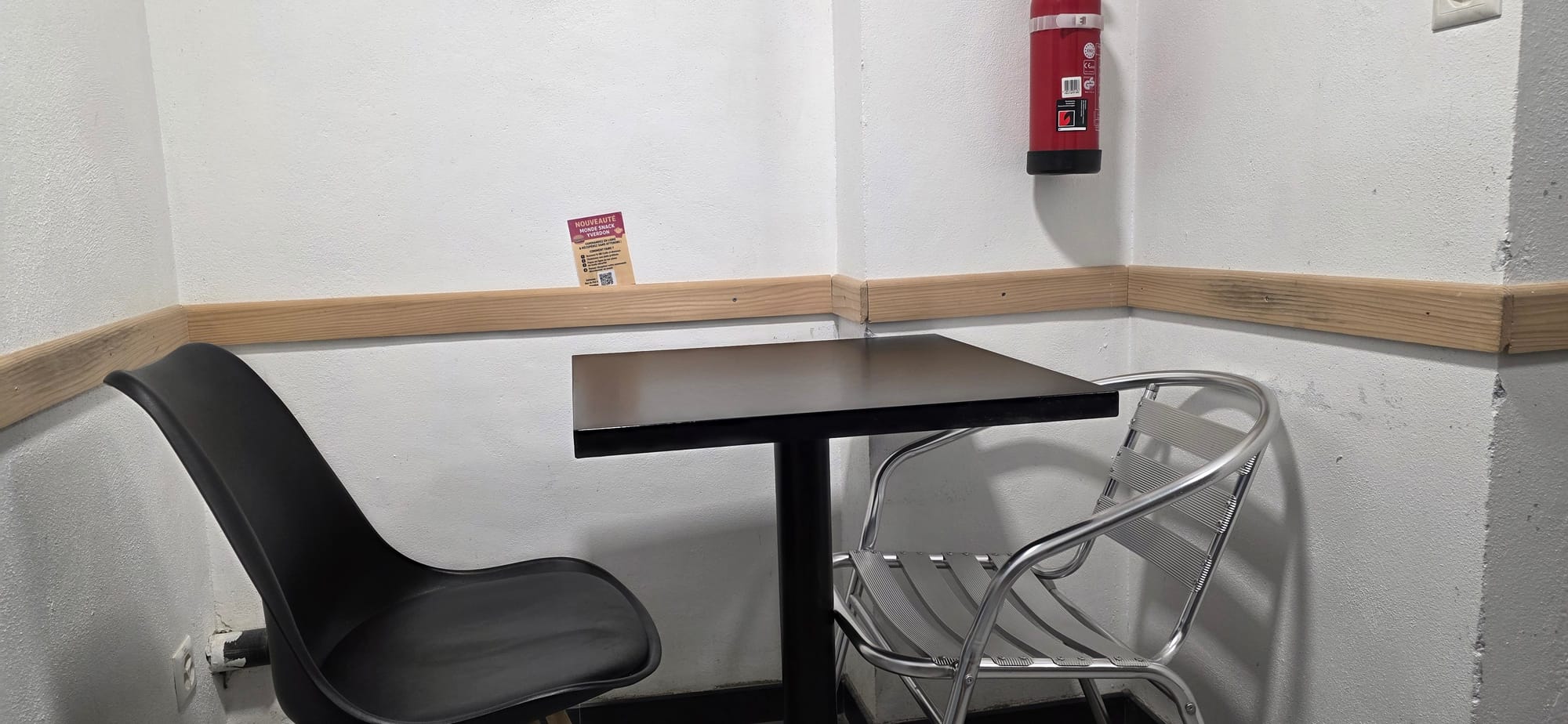 Des chaises dépareillées et une table